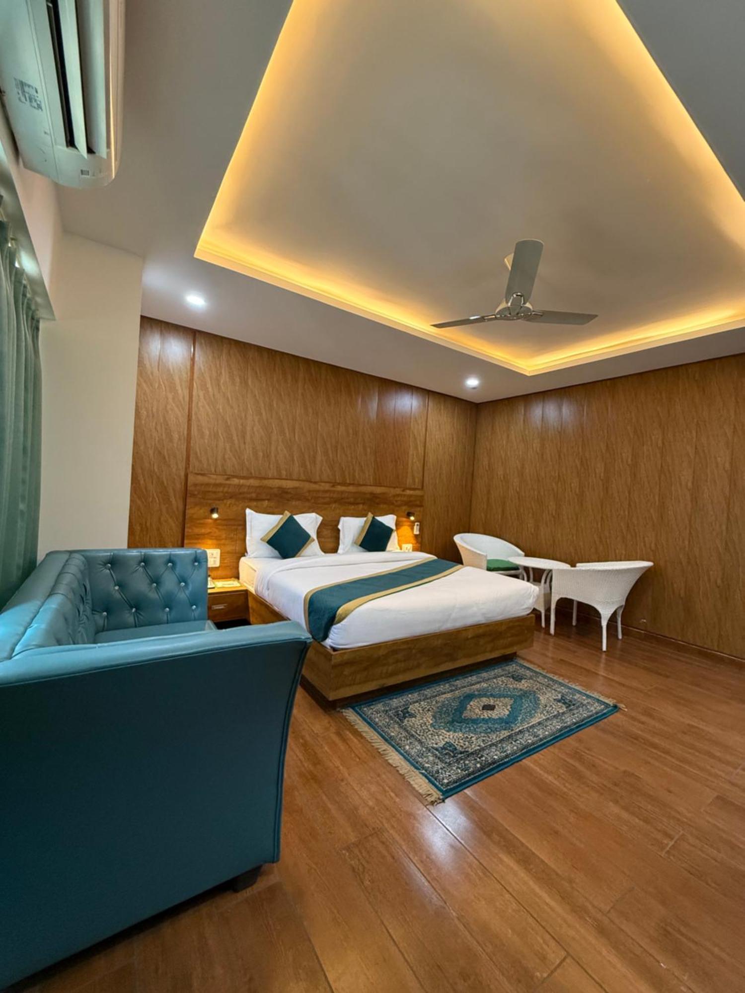 Hotel 7 Heaven Dehradun Exterior foto